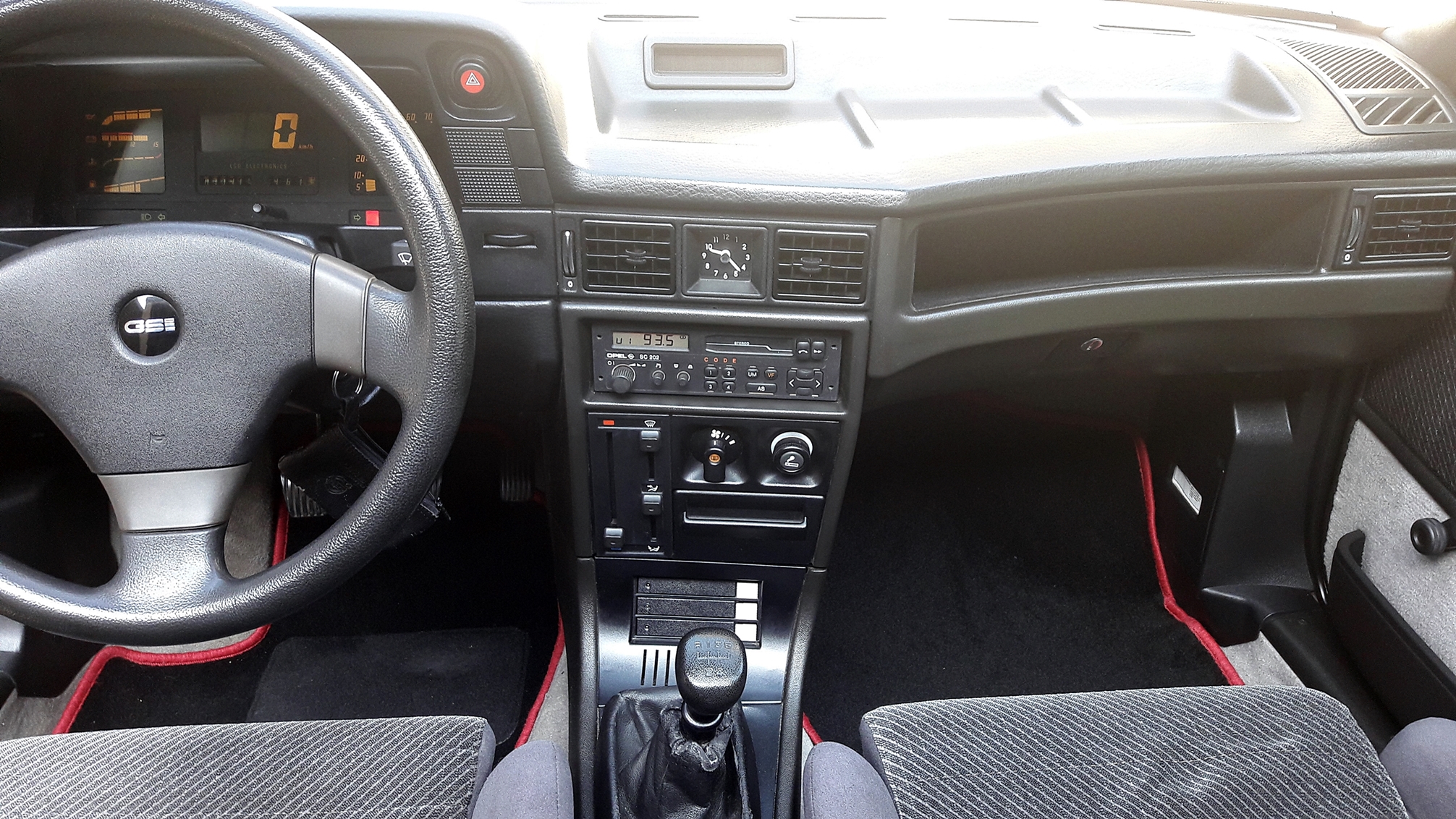 So fertig mit dem Downgrade vom ultra modernen JVC Radio mit USB..Bluetooth...usw...gegen das Originale Opel SC202 Kassetten Radio :-)