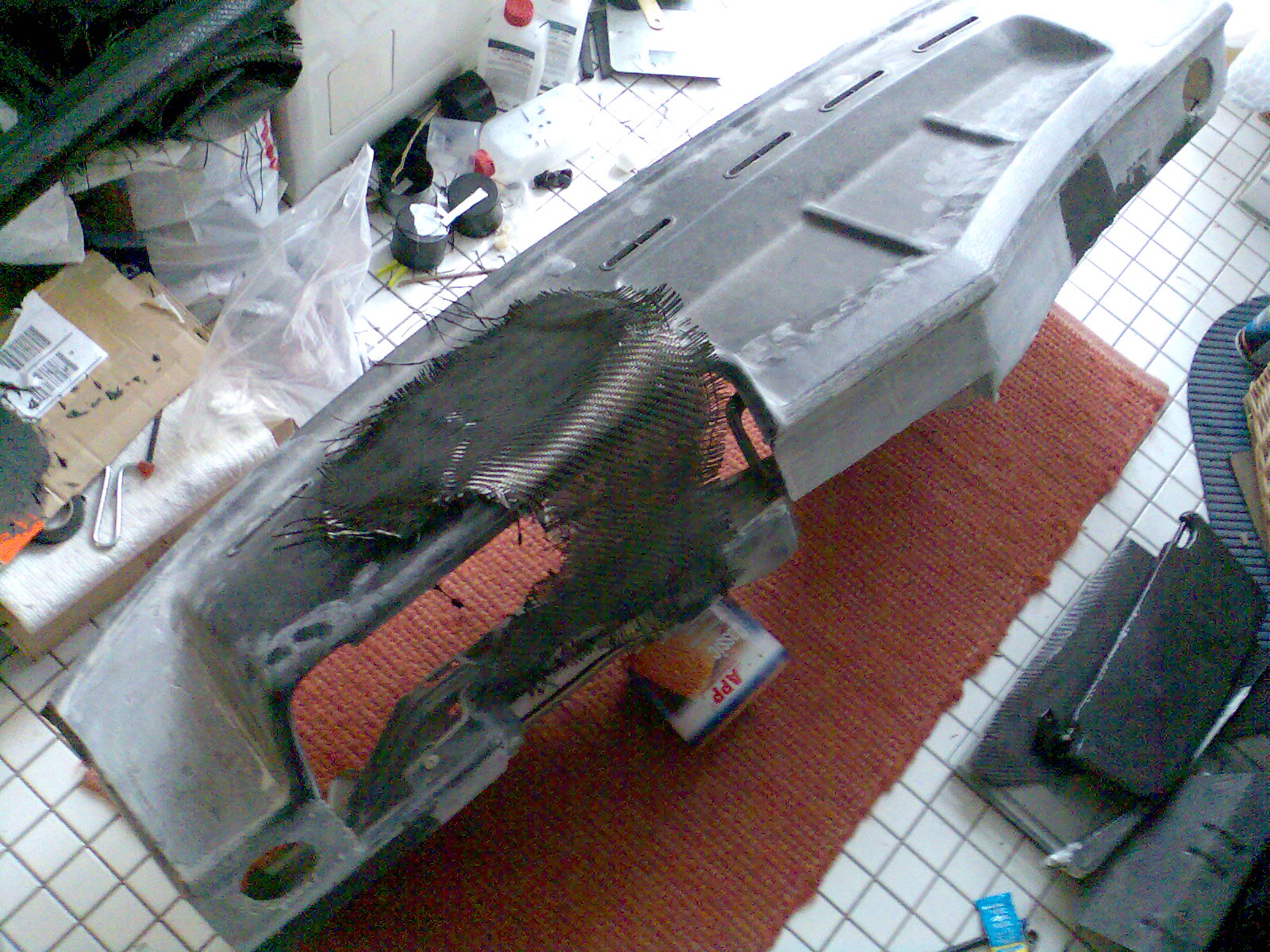 Vorarbeit fürs Carbongewebe,ohne Handschuhfach,mit Manta B Lüftungsdüsen,hat auch ned jeder......