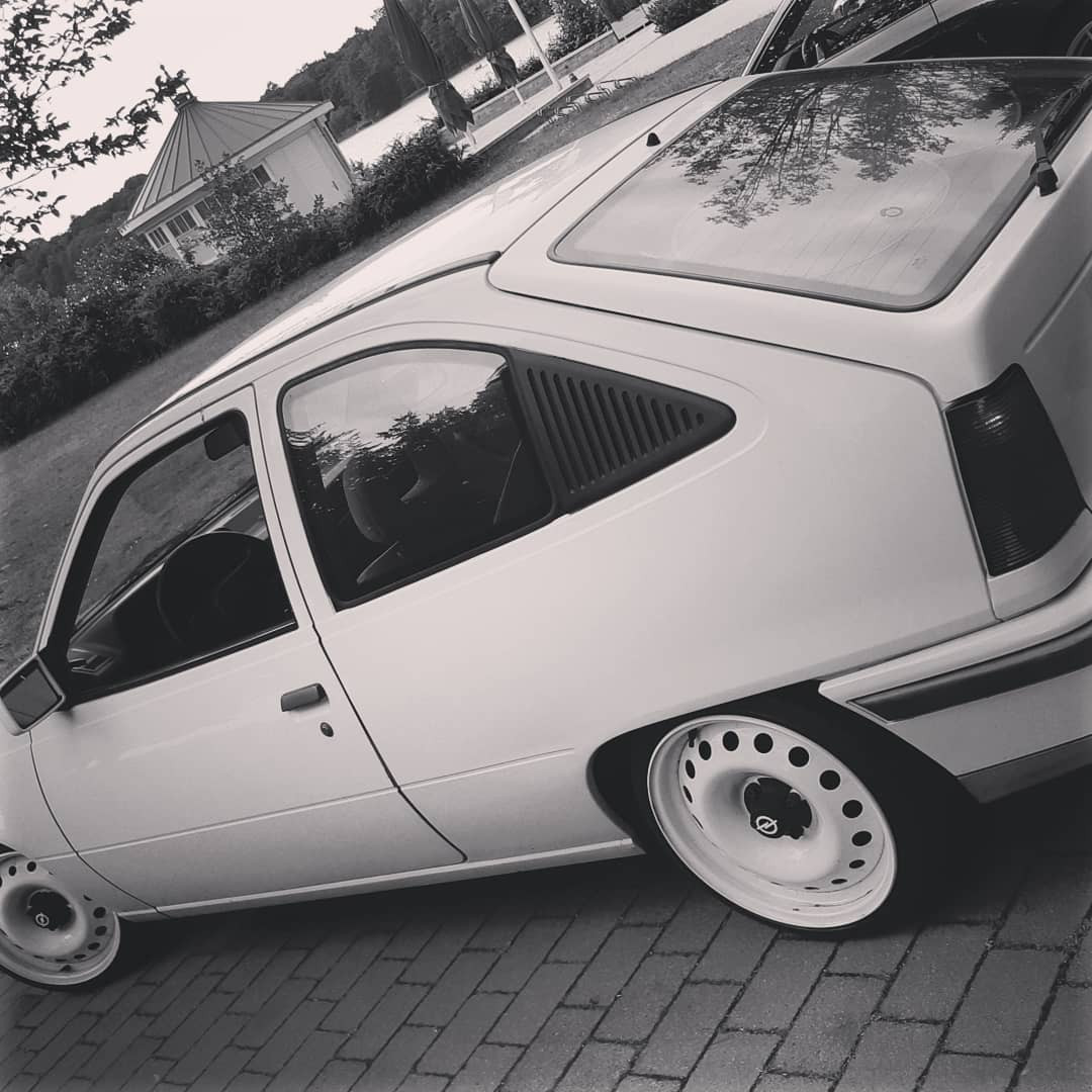 Tante Dora mit neuen Schuhen und gekürzten Beinen