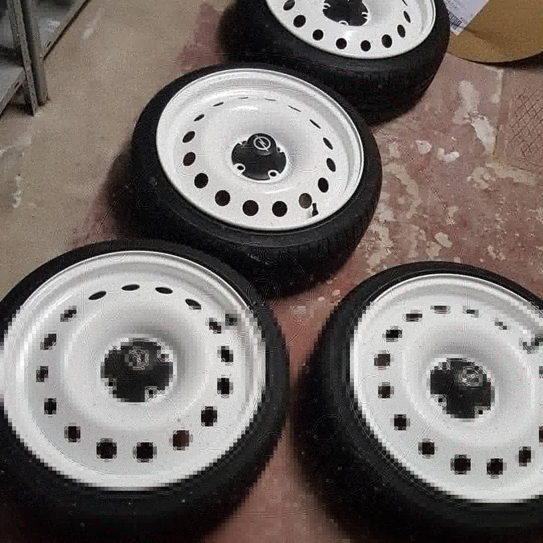 Tante Dora mit neuen Schuhen und gekürzten Beinen