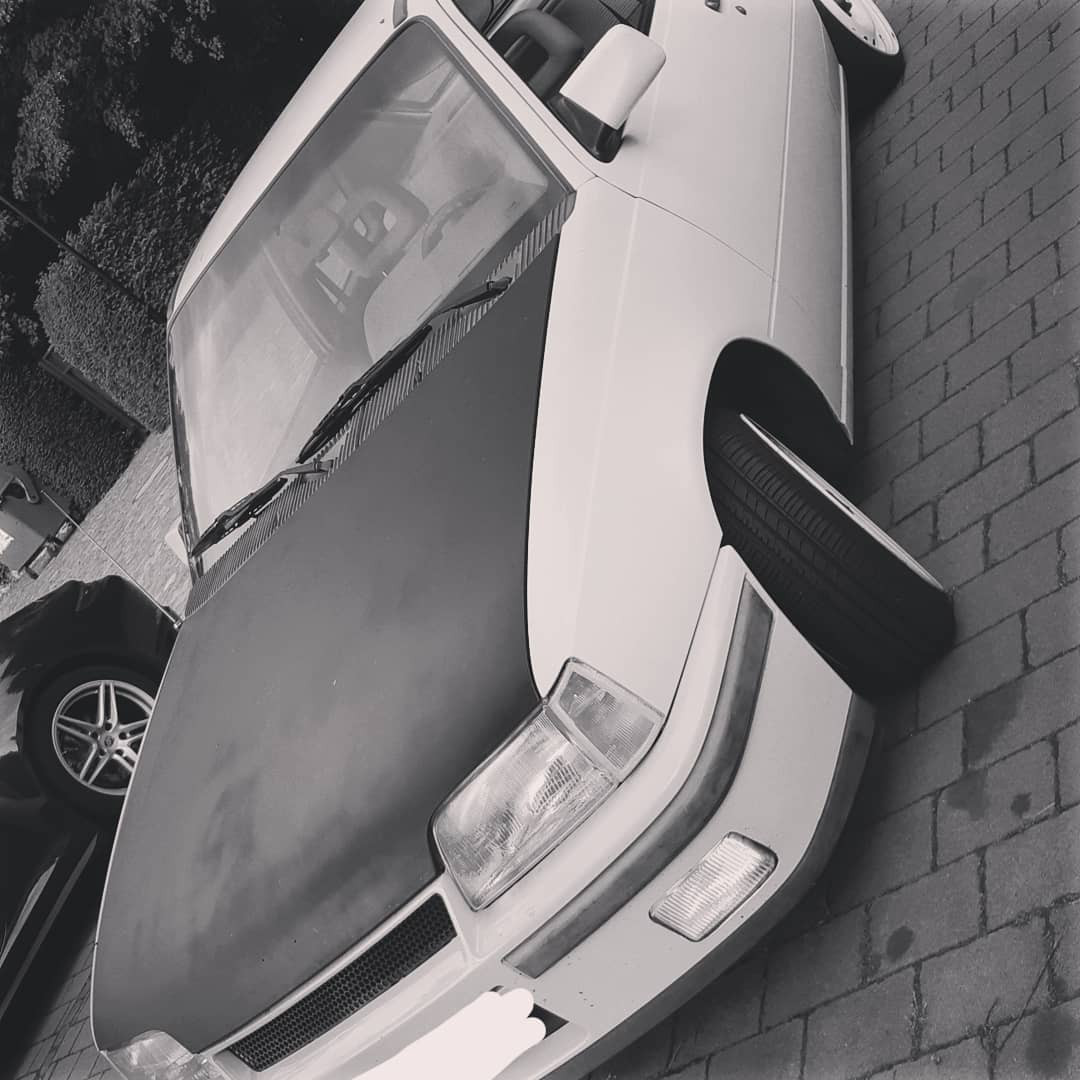 Tante Dora mit neuen Schuhen und gekürzten Beinen