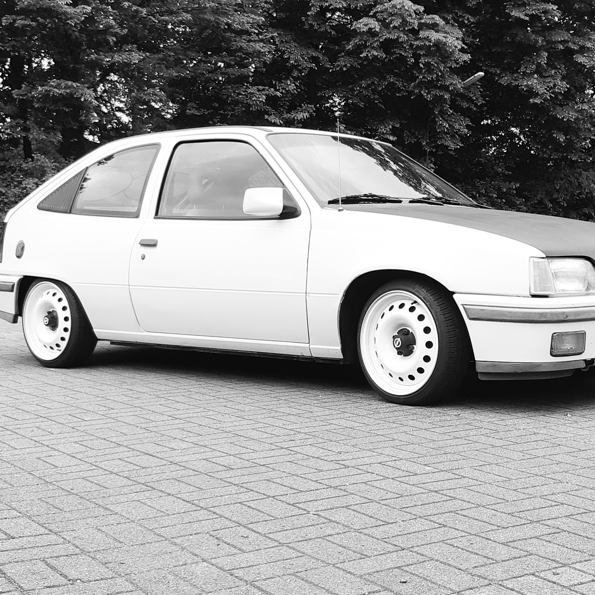 Tante Dora mit neuen Schuhen und gekürzten Beinen