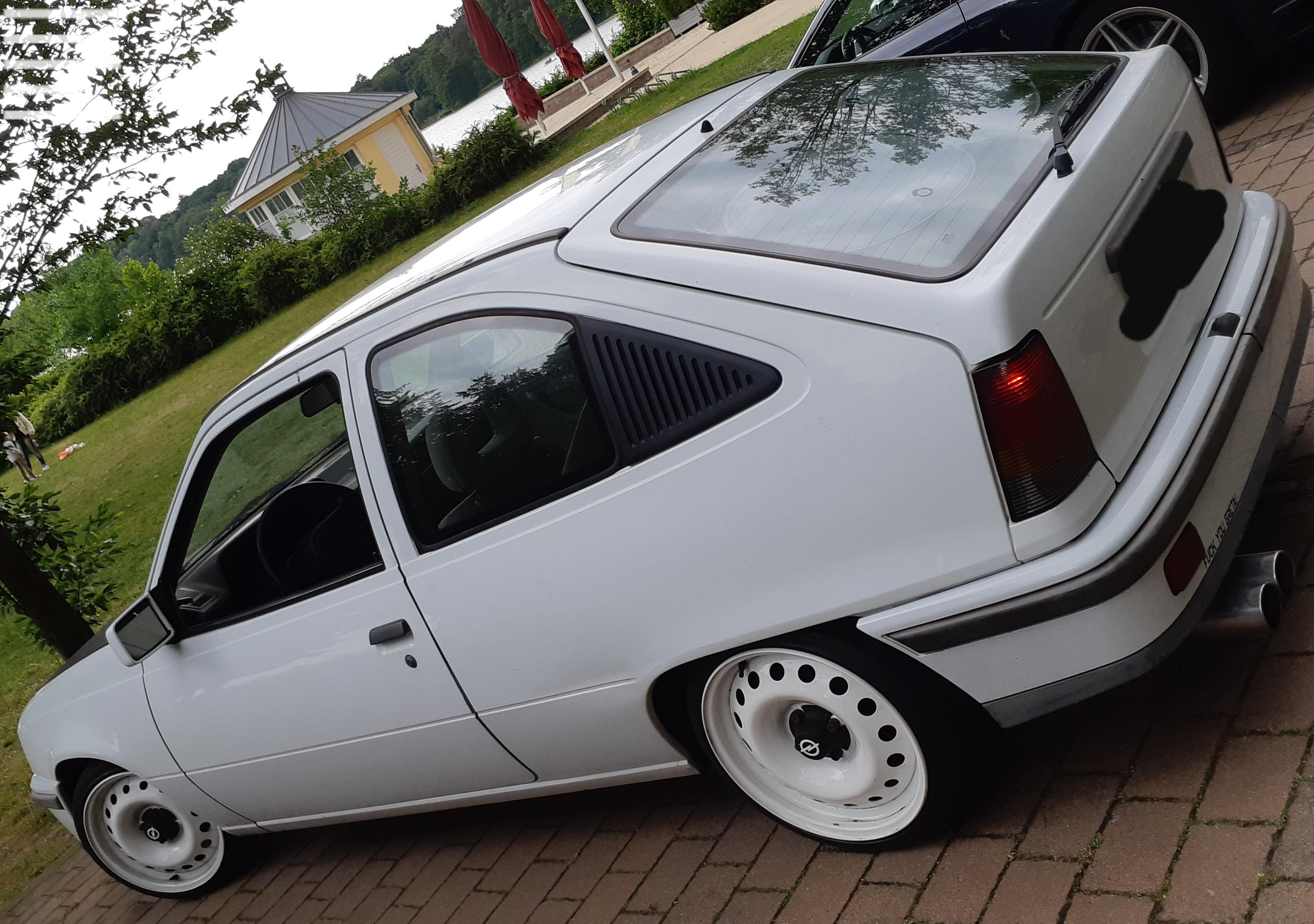 Tante Dora mit neuen Schuhen und gekürzten Beinen