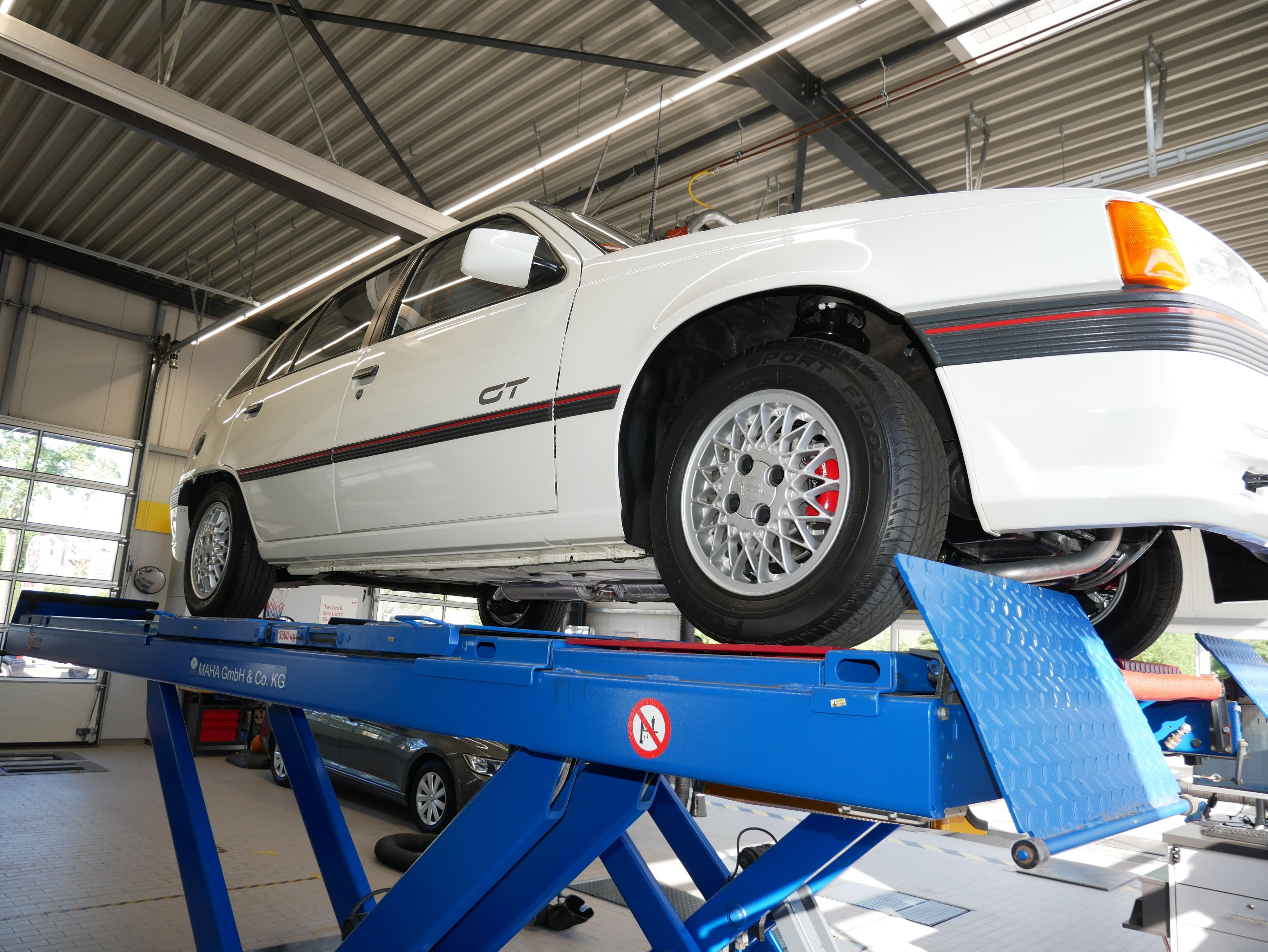 Kadett GT auf Hebebühne