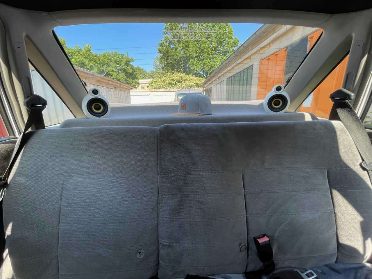 Neue Lautsprecher auf der Hutablage