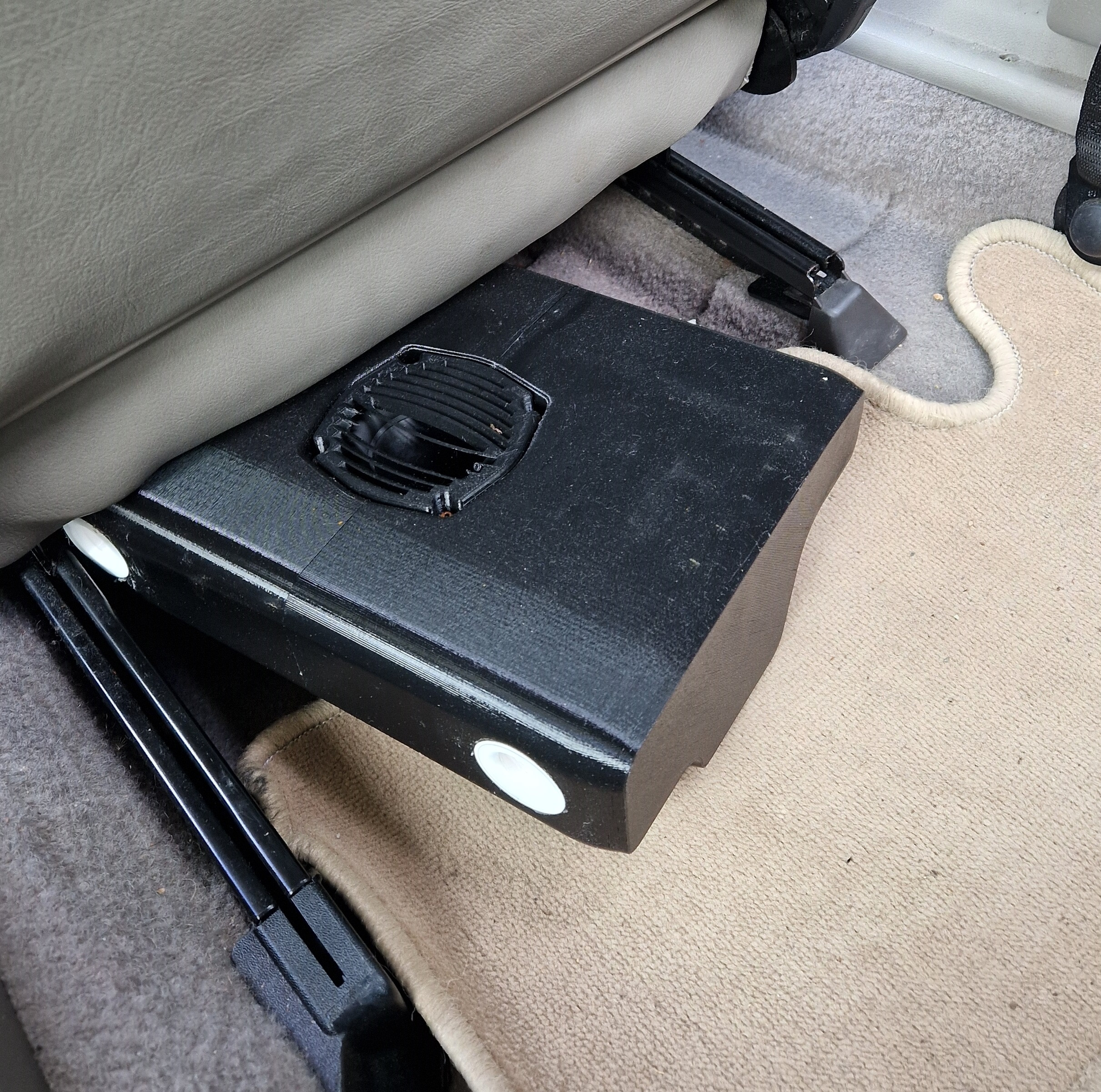 min Subwoofer unter Beifahrersitz