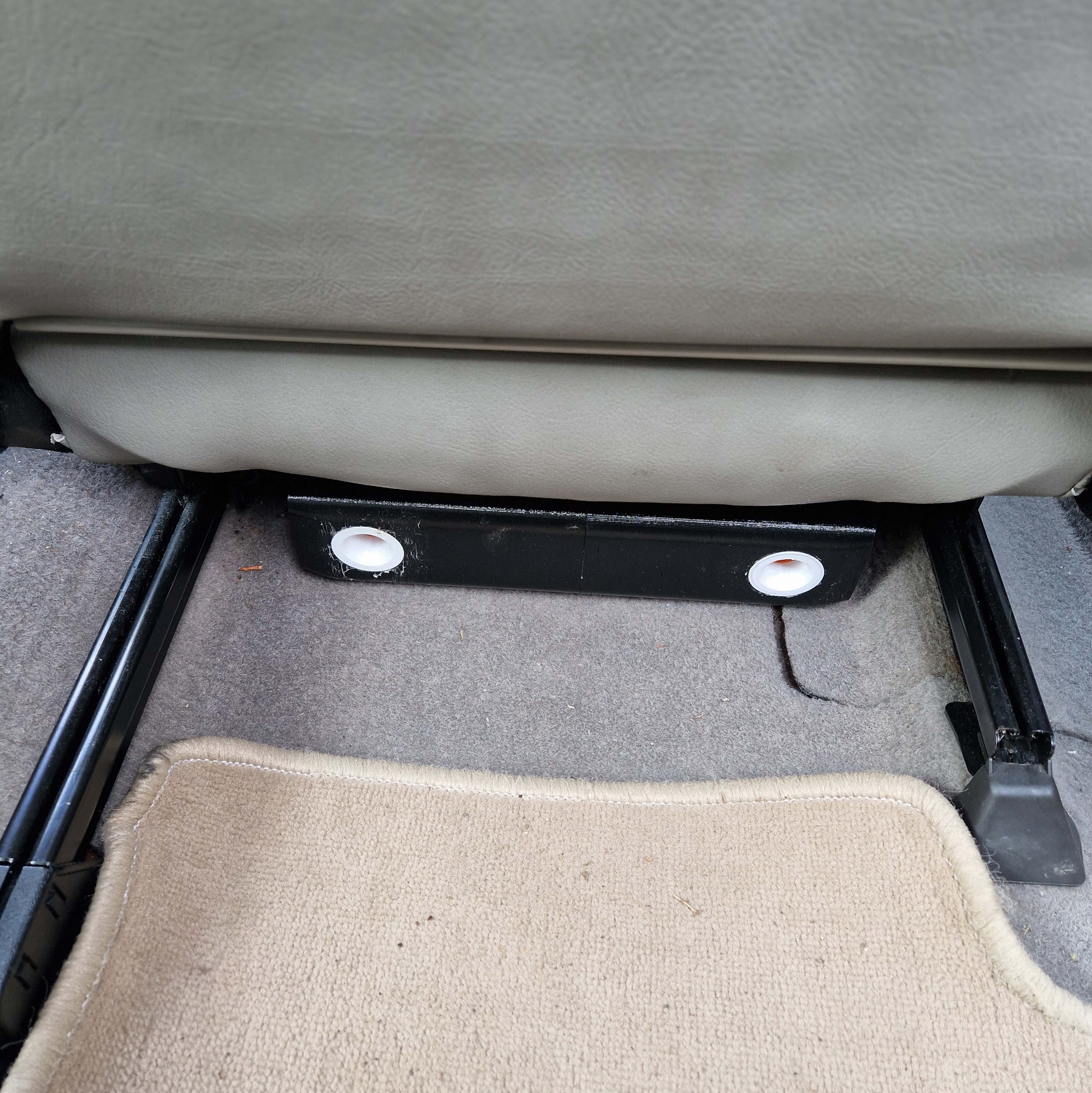 min Subwoofer unter Beifahrersitz