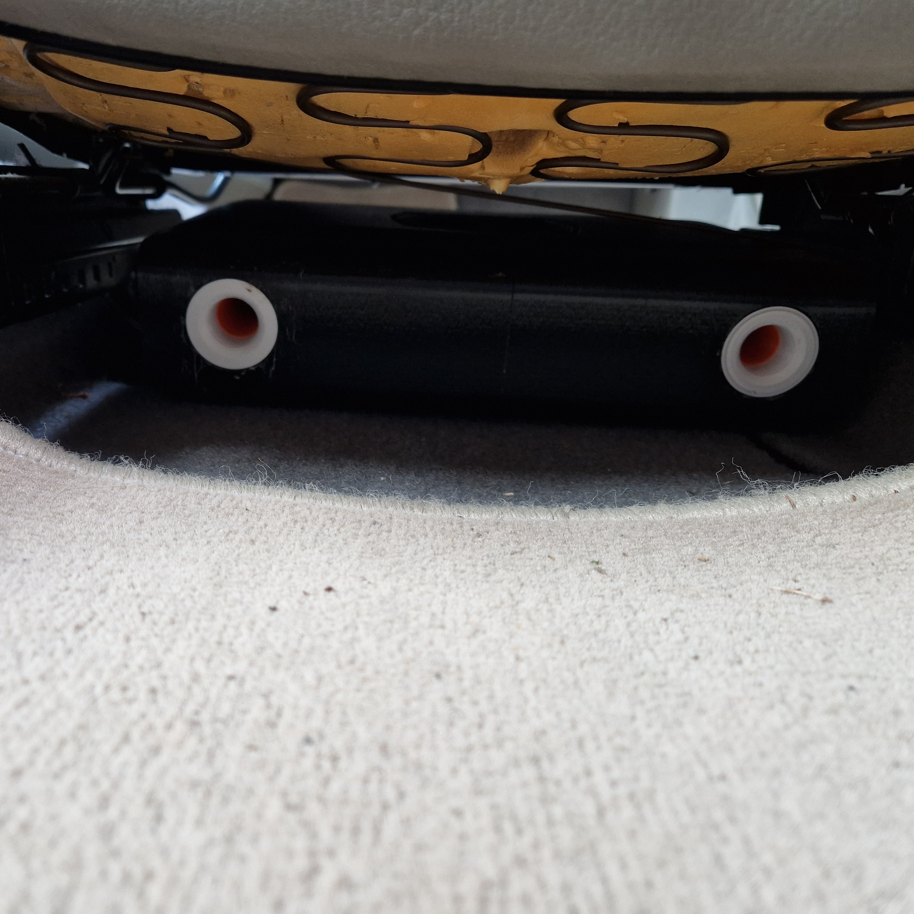 min Subwoofer unter Beifahrersitz